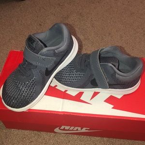 Nike revolution 4 toddler size 8c. Gray.